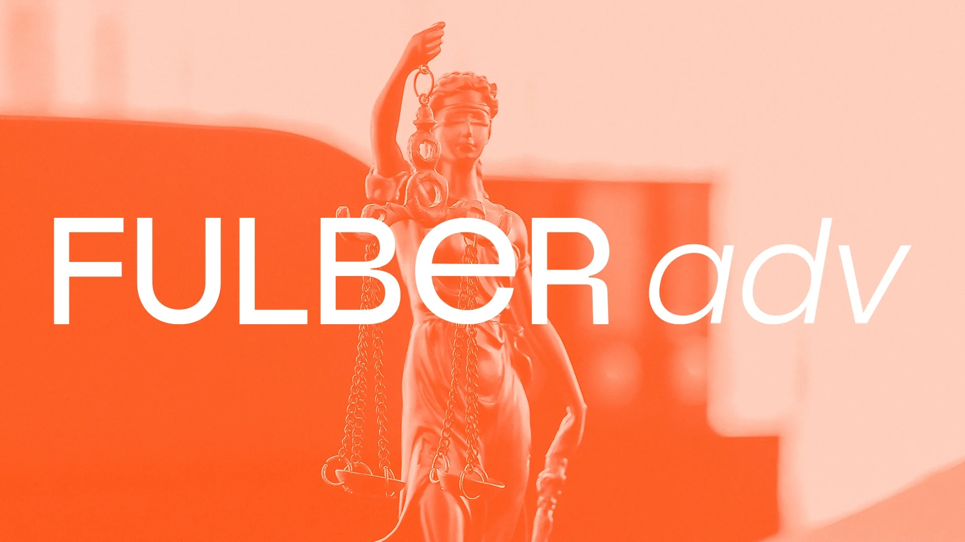 Peça da marca Fulber em laranja: a estátua da Justiça ao fundo e a assinatura FULBER adv em branco atravessando toda a largura.