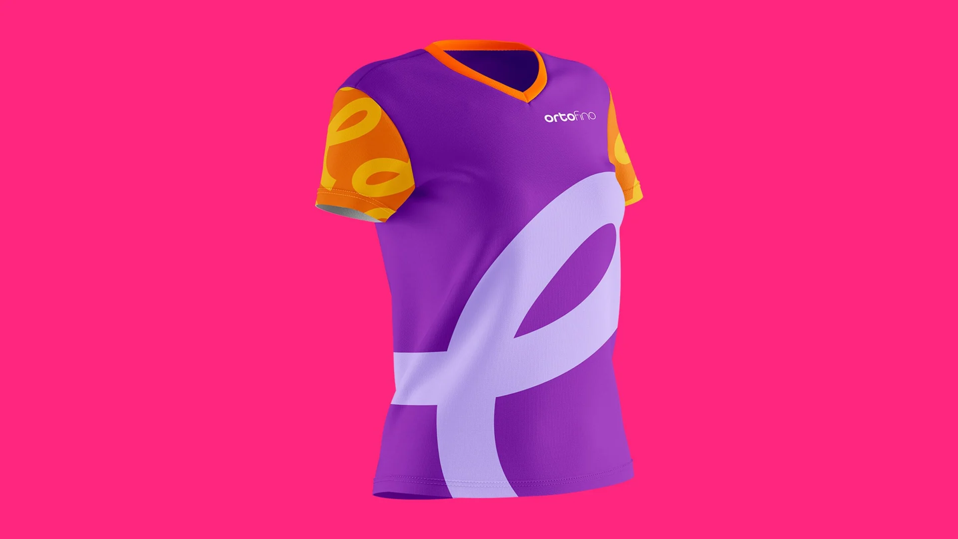 Camiseta de uniforme da Ortofino em roxo, com gola laranja, mangas estampadas com o padrão da marca e um grande símbolo em lilás na frente, sobre fundo rosa.