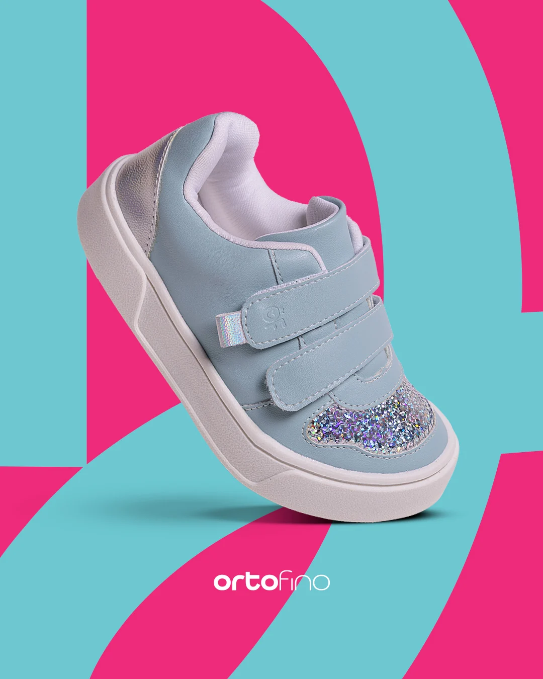 Post da Ortofino: tênis infantil cinza-claro com velcro e aplicação de glitter, sobre fundo rosa e turquesa.