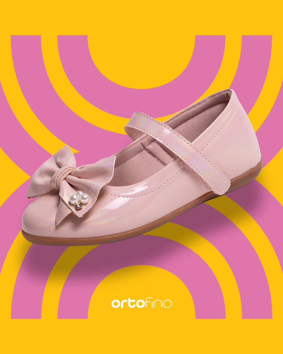 Post da Ortofino: sapatilha infantil rosa-claro com laço e strass, sobre fundo amarelo com arcos rosa e lilás.