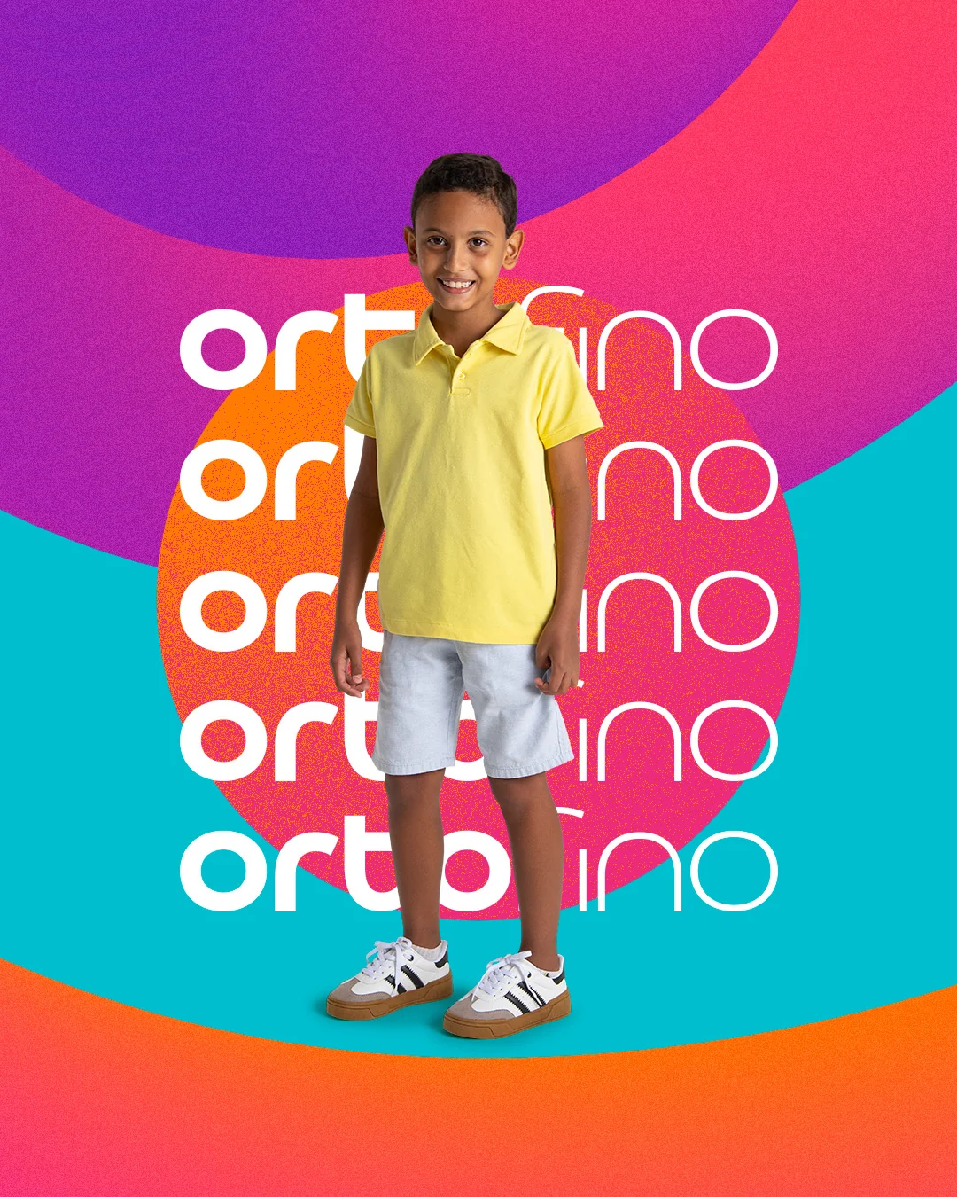 Post da Ortofino: menino de polo amarela e bermuda clara calçando tênis, sobre fundo roxo e rosa com o logotipo repetido.