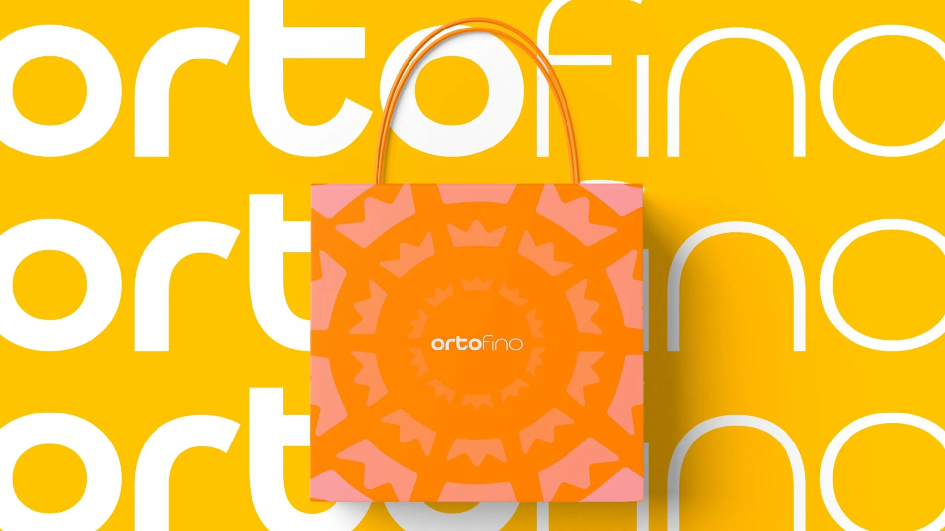 Sacola de papel da Ortofino em laranja e rosa, com o padrão de coroas e o logotipo no centro, sobre fundo amarelo com o logotipo repetido em branco.